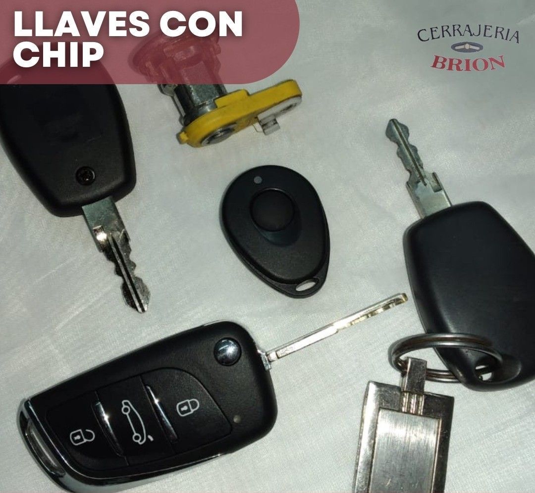 Surtido de llaves de coche con chip, de diversas formas y tamaños, sobre una superficie blanca. El texto dice 
