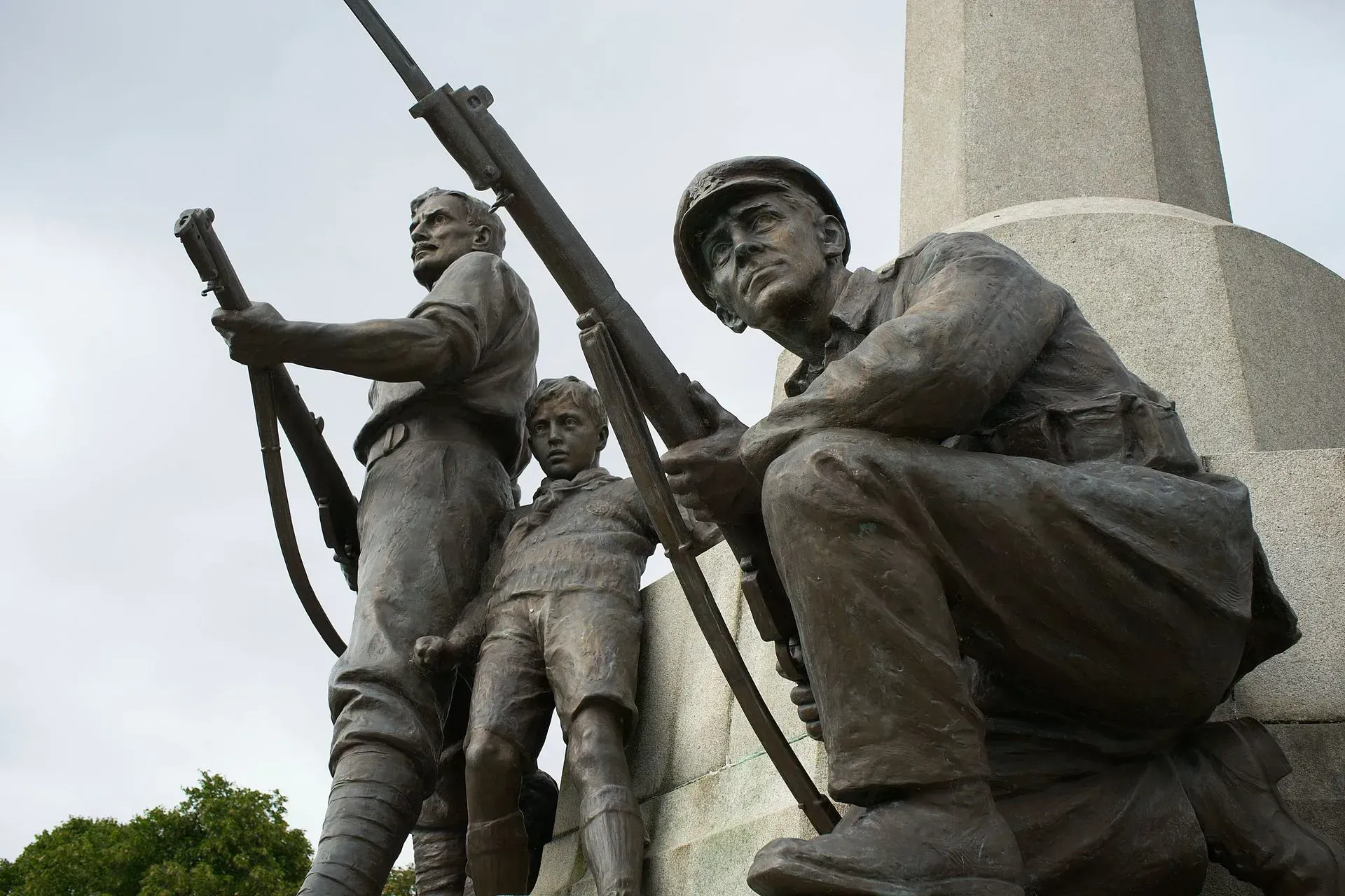 Cenotaph with soldiers