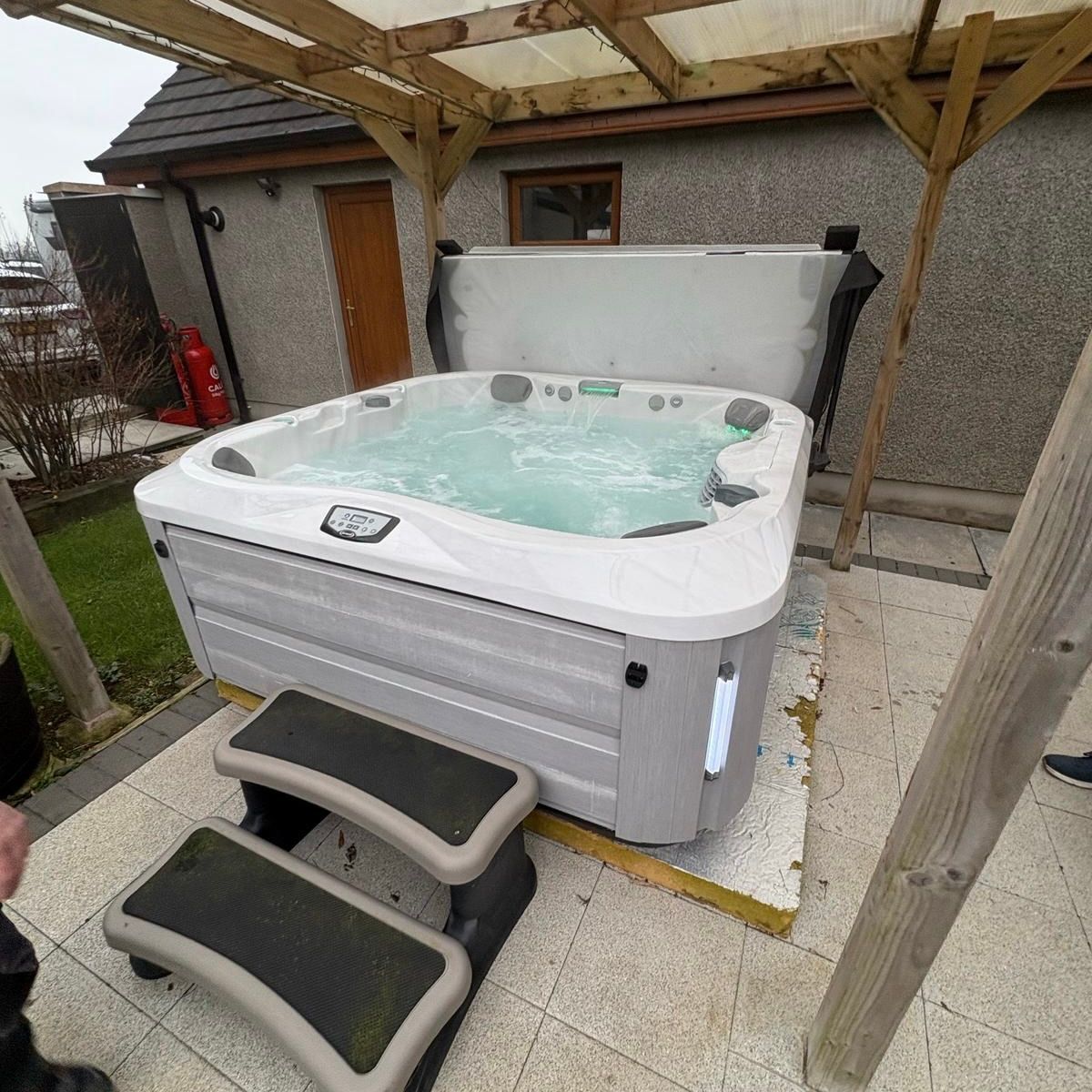 Second hand Jacuzzi J-335