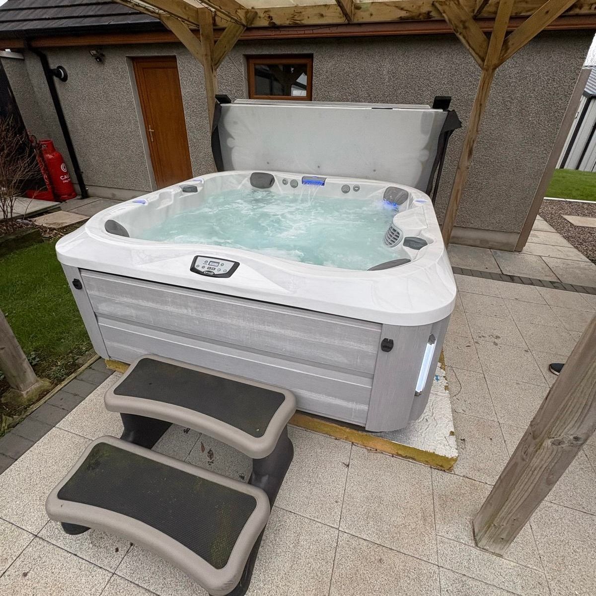 Second hand Jacuzzi J-335