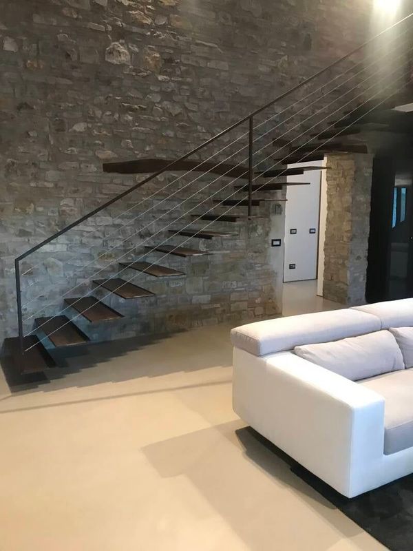Vista interna dello showroom sulla resina a Modena