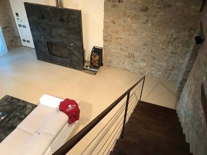 Vista interna dello showroom sulla resina a Modena