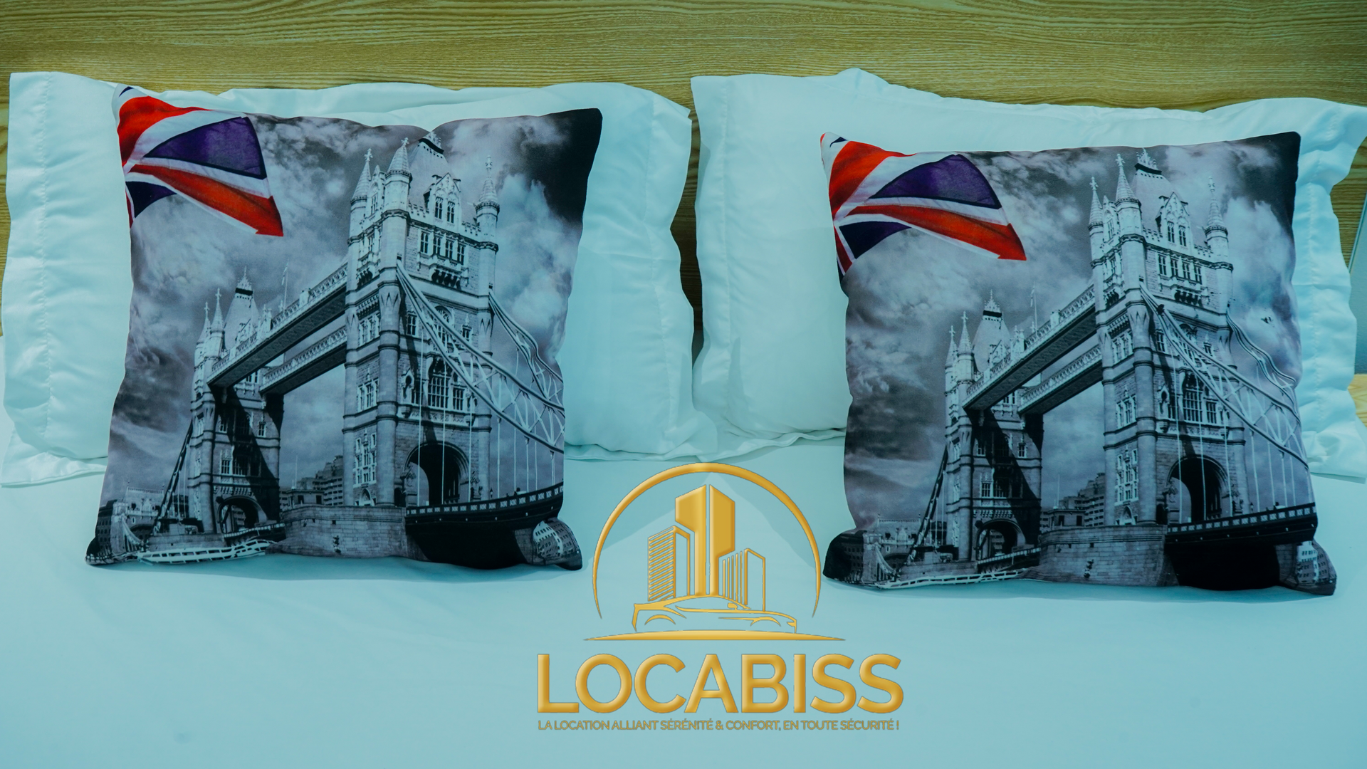 Deux oreillers avec une photo du Tower Bridge dessus sont posés sur un lit.