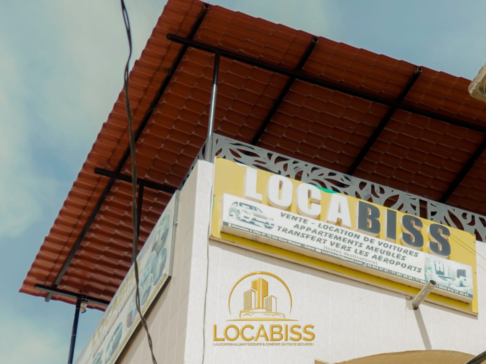 Un bâtiment avec un panneau indiquant locabiss dessus