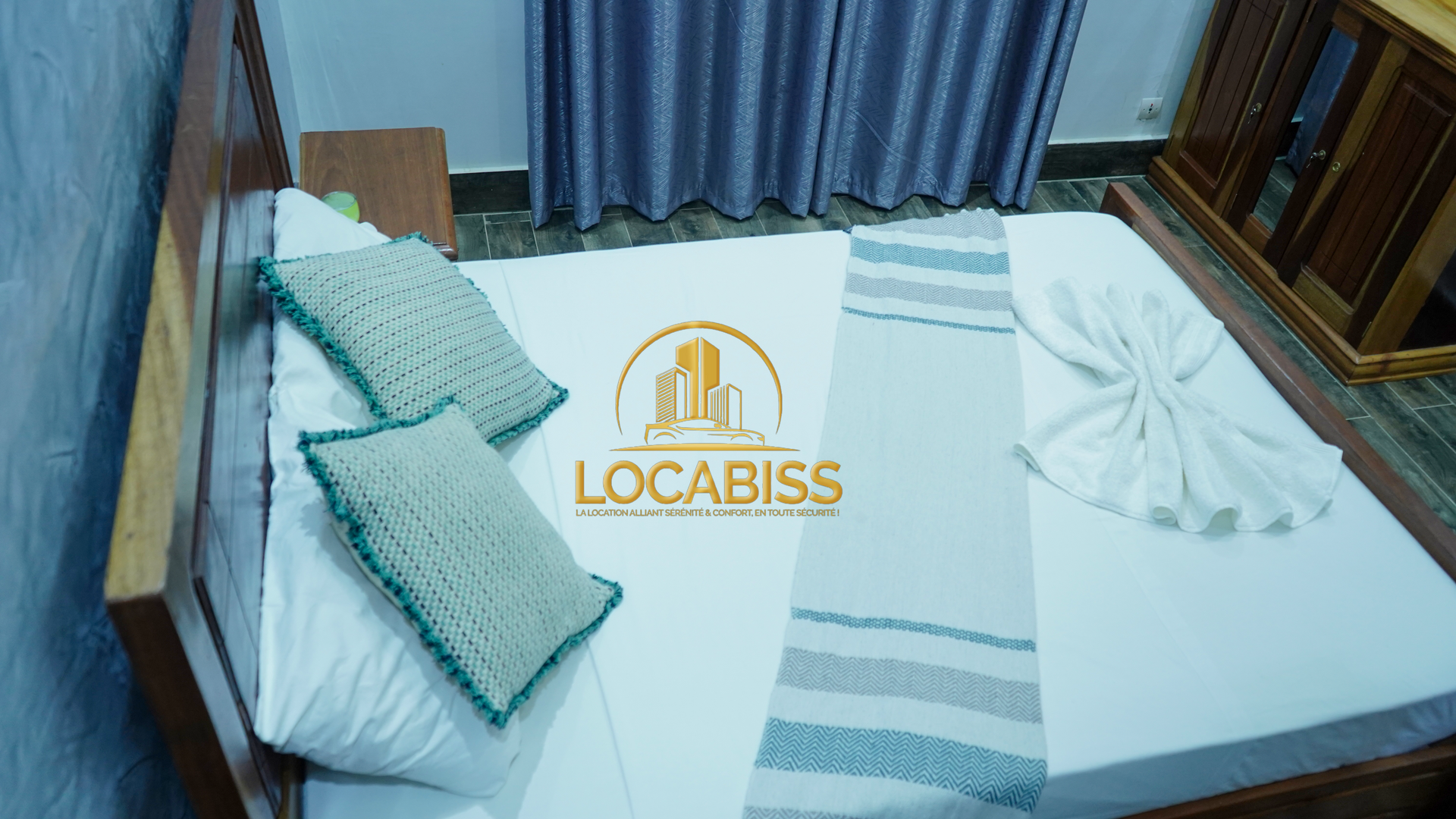 Un lit avec des draps blancs et des oreillers dans une chambre d'hôtel.