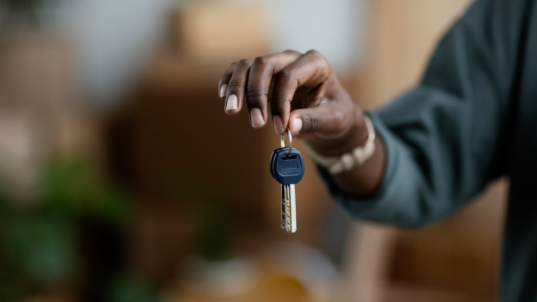Une personne tient une clé de voiture dans sa main.