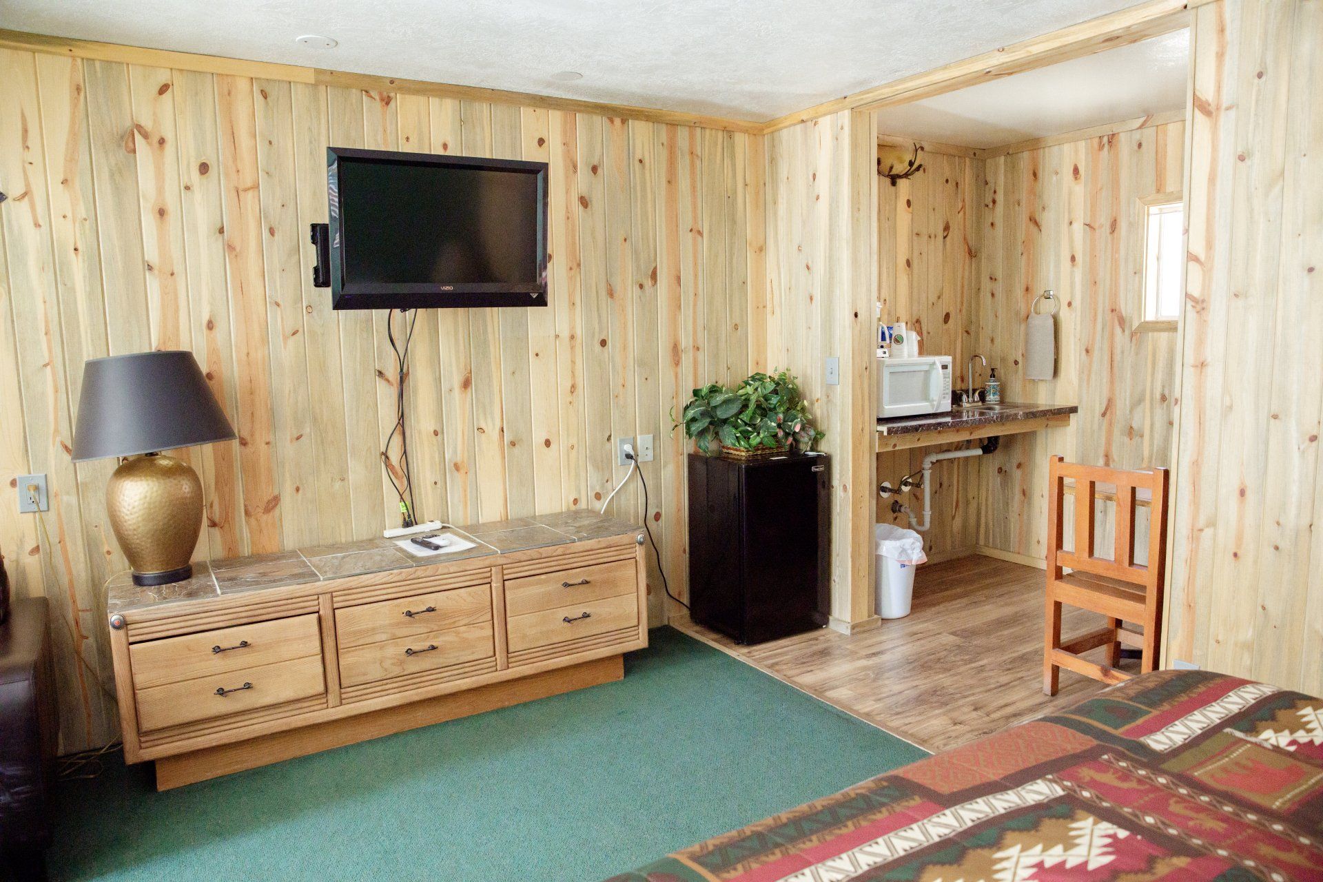 A living room with a flat screen tv on the wall.