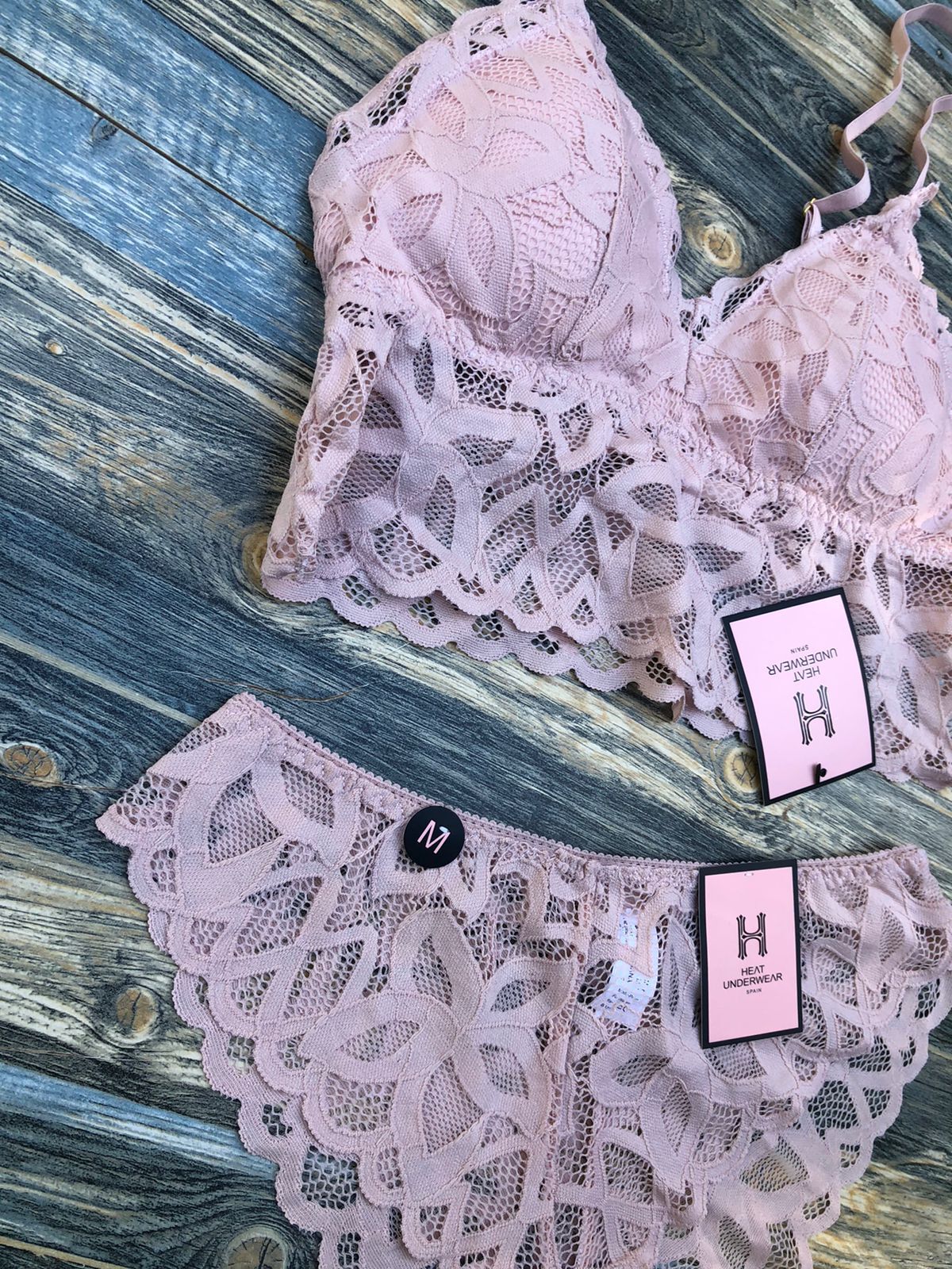 Conjunto de encaje brallete tipo corset, con culotte de encaje tiro alto