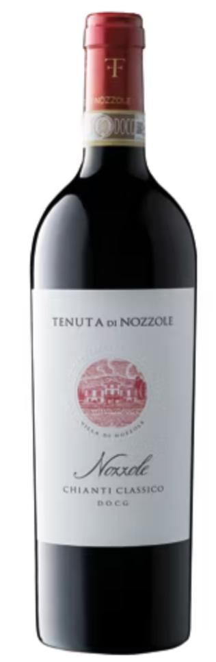 Bottiglia di vino con tappo rosso ed etichetta bianca con testo e disegno circolare.