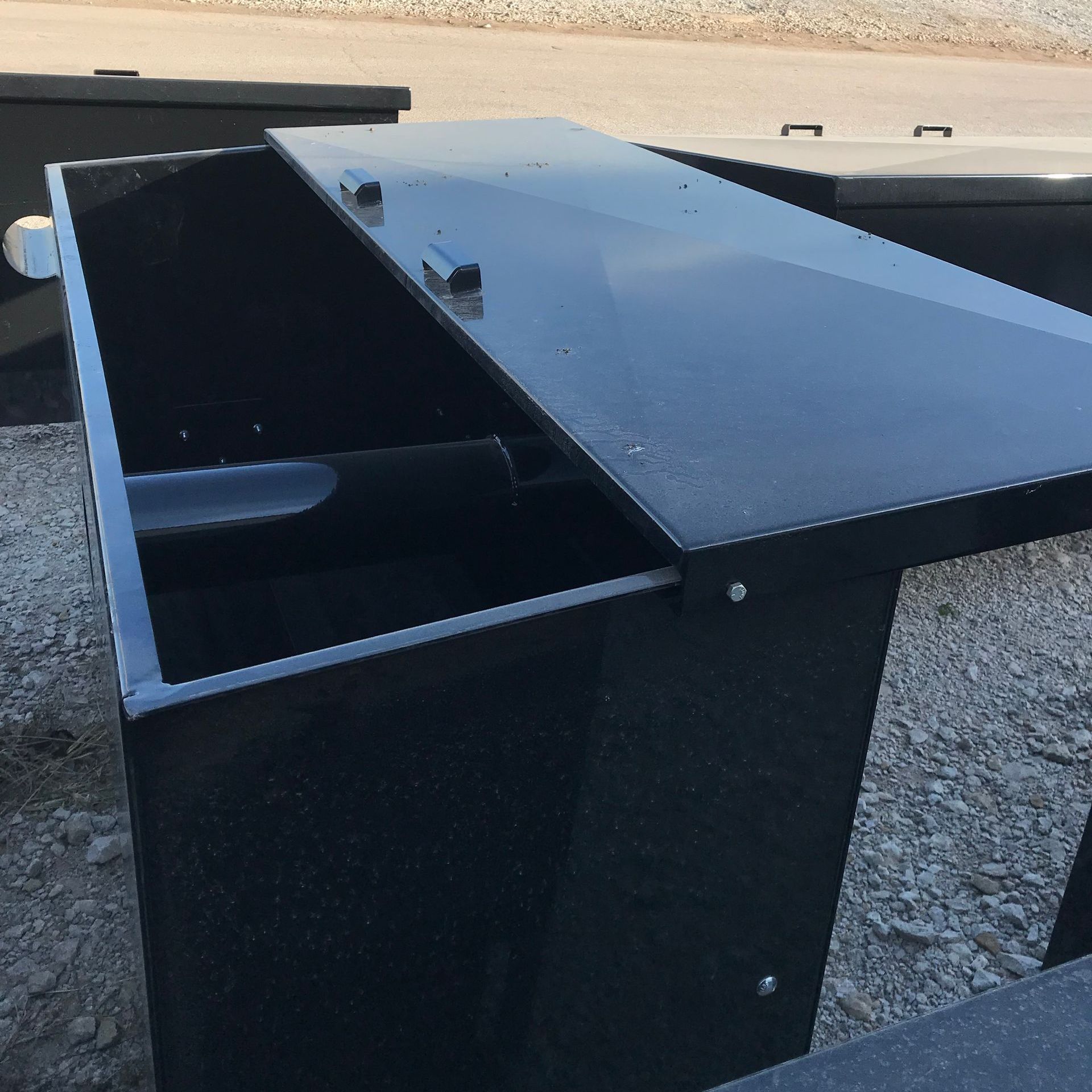 photo of sliding door on top of cake feeder