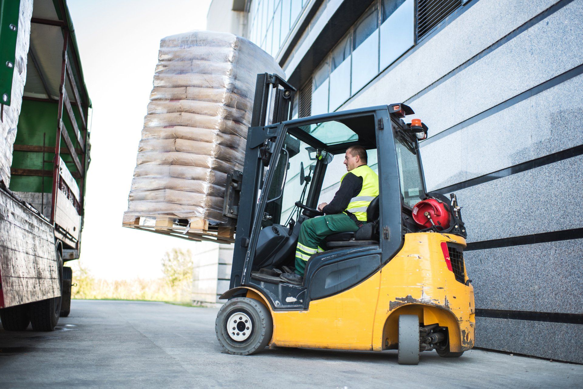Worker Loading Pallet with A Forklift – PortVilla Rica, GA – SFC Intermodal
