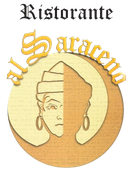 Testo con la scritta “Al Saraceno” in carattere serif nero su sfondo bianco.