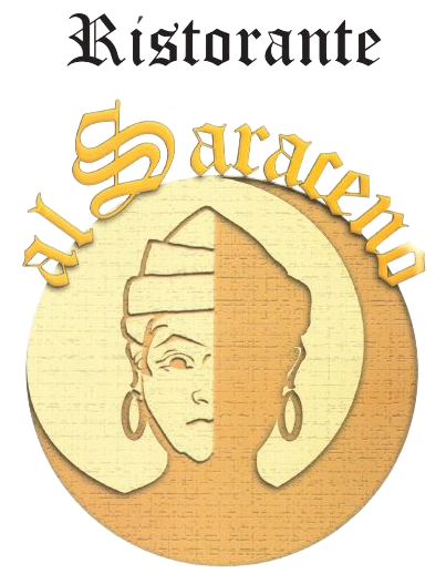 Testo con la scritta “Al Saraceno” in carattere serif nero su sfondo bianco.