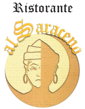 Testo con la scritta “Al Saraceno” in carattere serif nero su sfondo bianco.