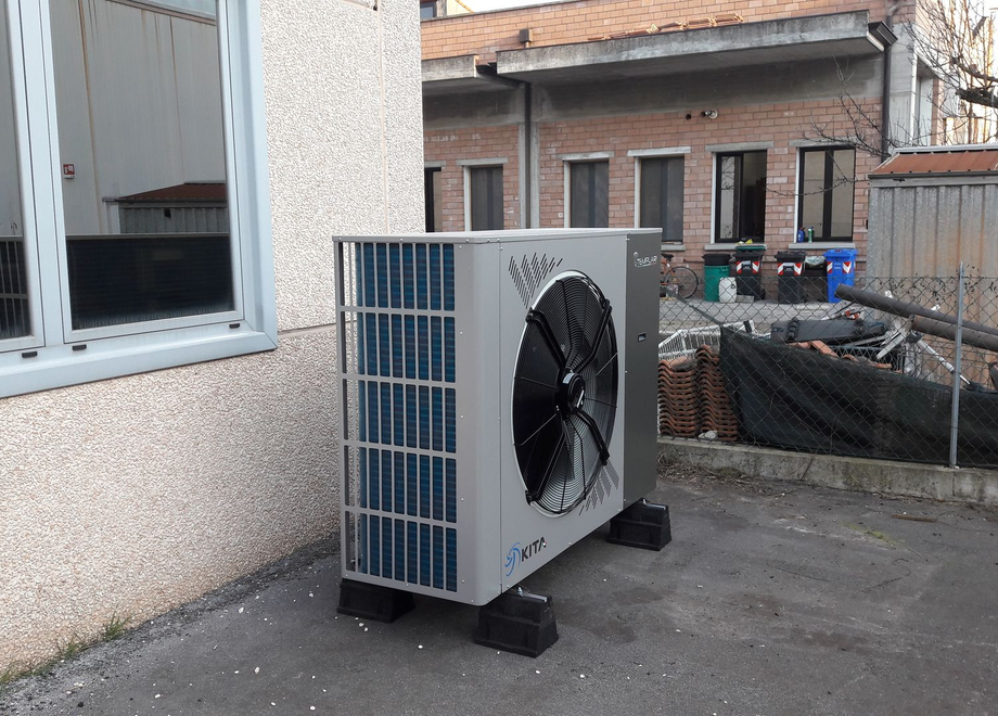 Pompa di calore aria-acqua installata su edificio residenziale