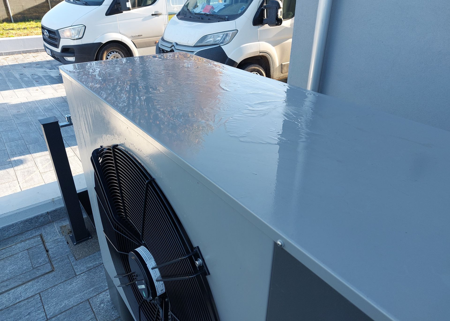 Pompa di calore aria-aria in soggiorno moderno