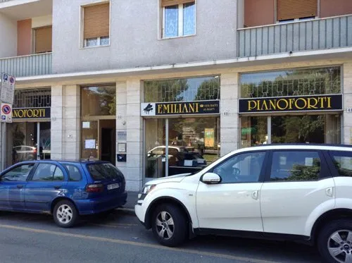 vetrine di un negozio di pianoforti