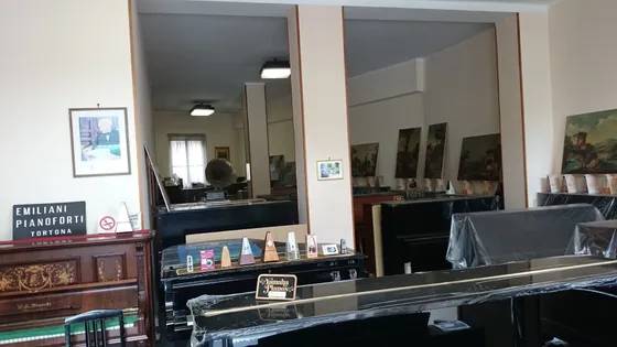 vista interna di aula di pianoforte