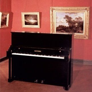 pianoforte nero in una stanza con quadri