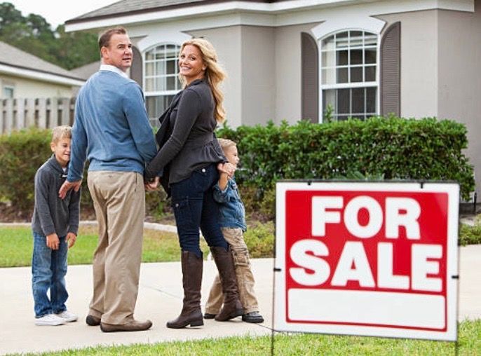A family calmly looking at a home during the off peak real estate market