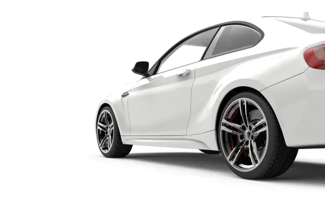 une voiture blanche avec des roues noires est sur un fond blanc.