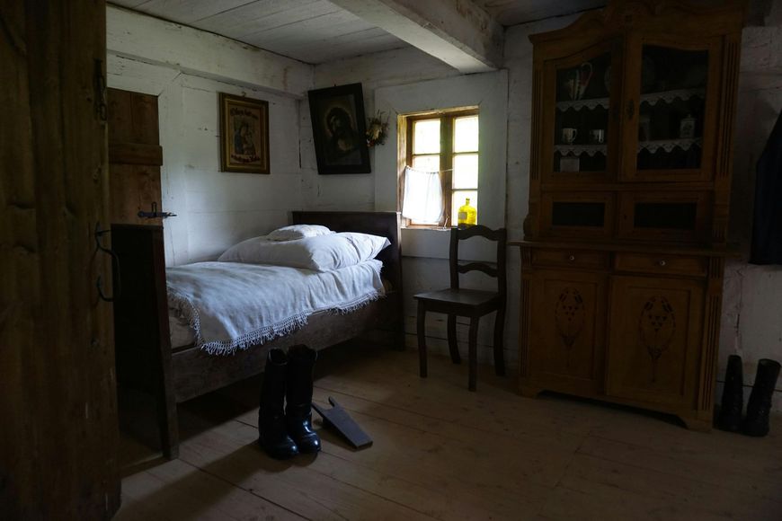 beds, nightstands
