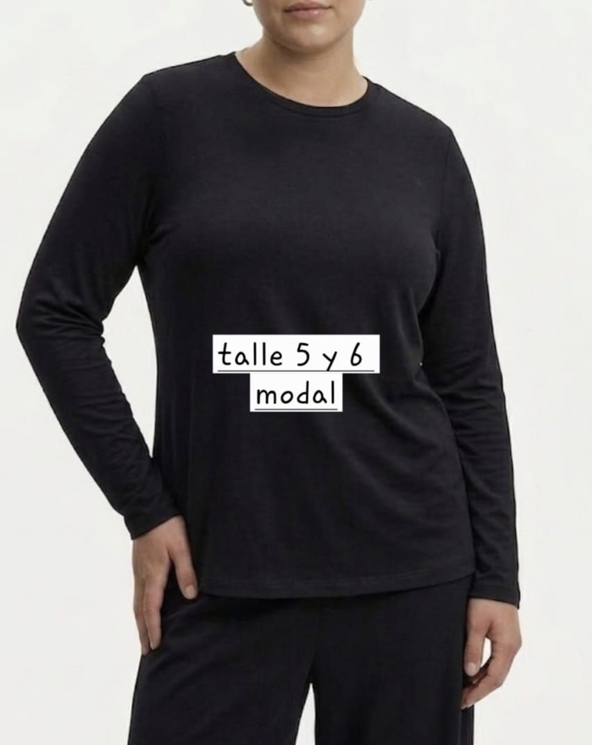 Modelo con top de manga larga y falda negros, con etiquetas que dicen “talle 5 y 6” y “modal” en la cintura.