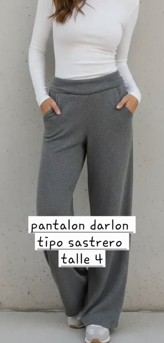 Persona con una blusa blanca y pantalones grises de pierna ancha con las manos en los bolsillos; el texto dice “pantalon darlon tipo sastre talle 4”