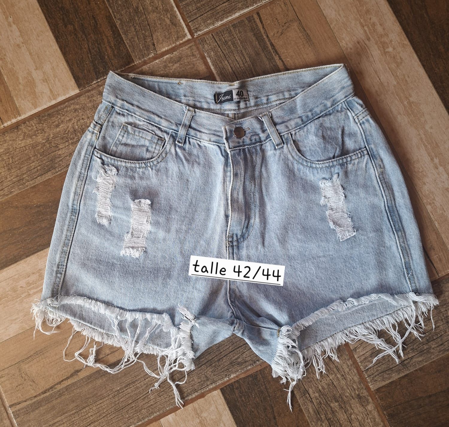 ARI SHORT MOM