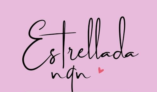 Letra cursiva negra “Estrellada” sobre fondo rosa con un pequeño corazón rosa.