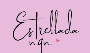 Letra cursiva negra “Estrellada” sobre fondo rosa con un pequeño corazón rosa.