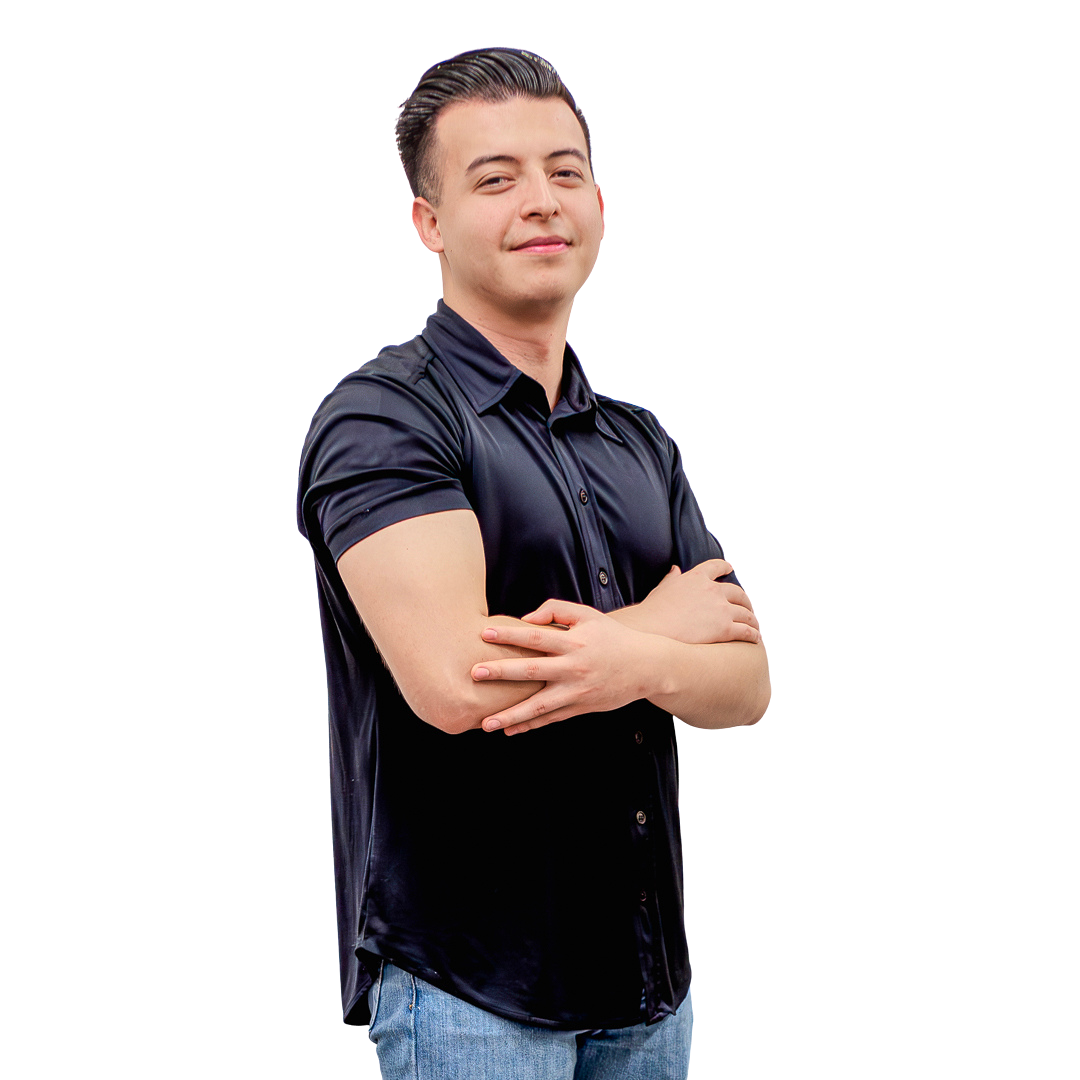 Un hombre con una camisa negra y jeans está de pie con los brazos cruzados.