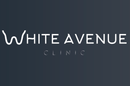 Un logotipo de clínica de avenida blanca sobre un fondo azul oscuro