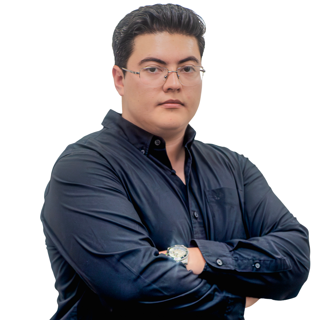 Un hombre que lleva gafas y reloj está de pie con los brazos cruzados.