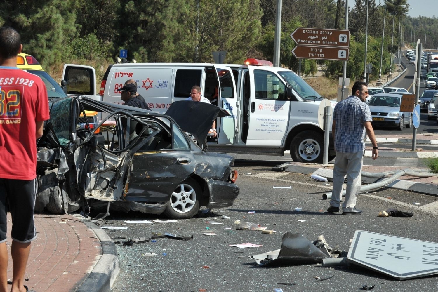 האם להגיש תביעה נגד חברת הביטוח שביטחה בביטוח חובה את הרכב המעורב בתאונה, או שמא להגיש תביעה למוסד ל