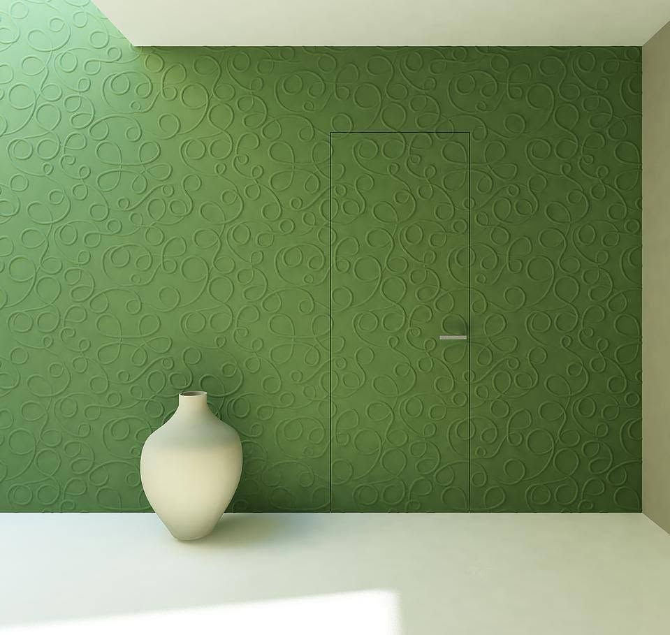 Parete verde con texture, pannello della porta stretto e vaso bianco su pavimento chiaro.