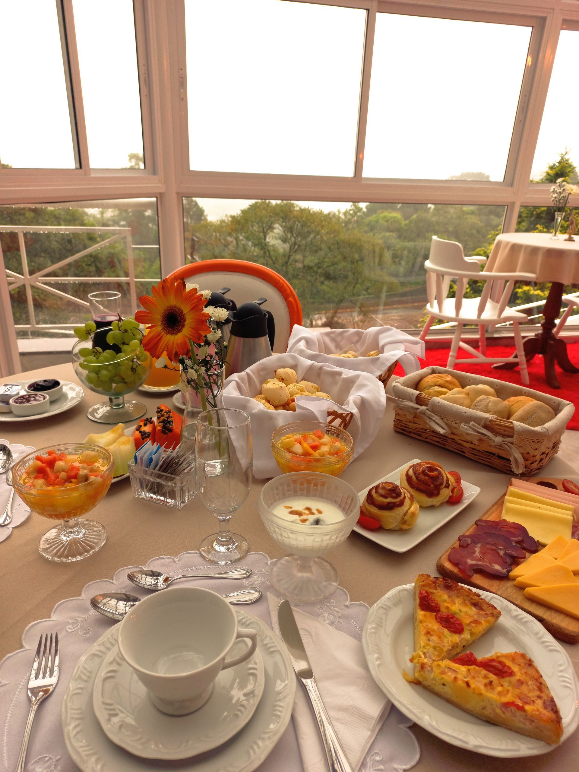 Uma mesa coberta com pratos de comida e uma xícara de café
