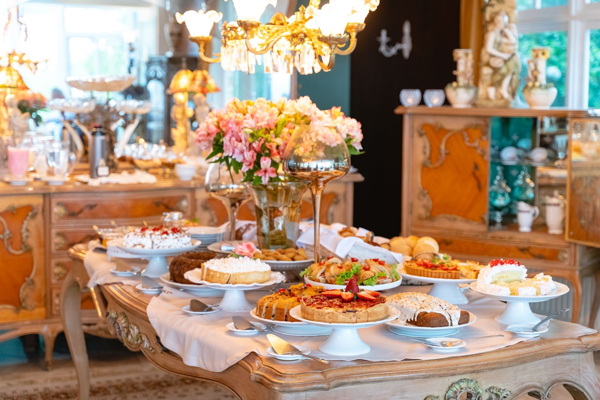 Uma mesa coberta com pratos de comida e flores.