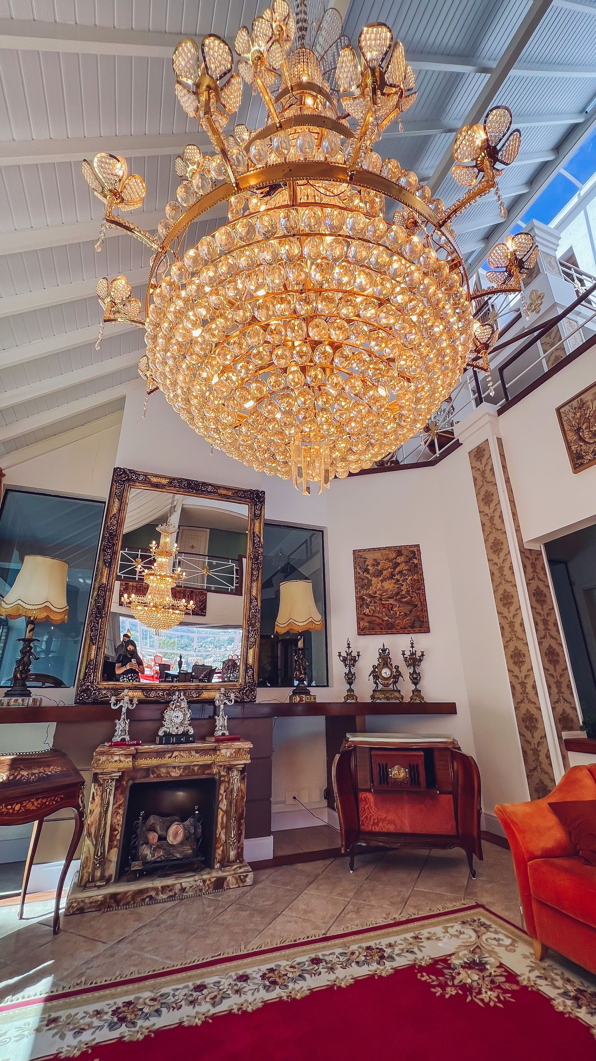 Uma sala de estar com um grande lustre pendurado no teto.