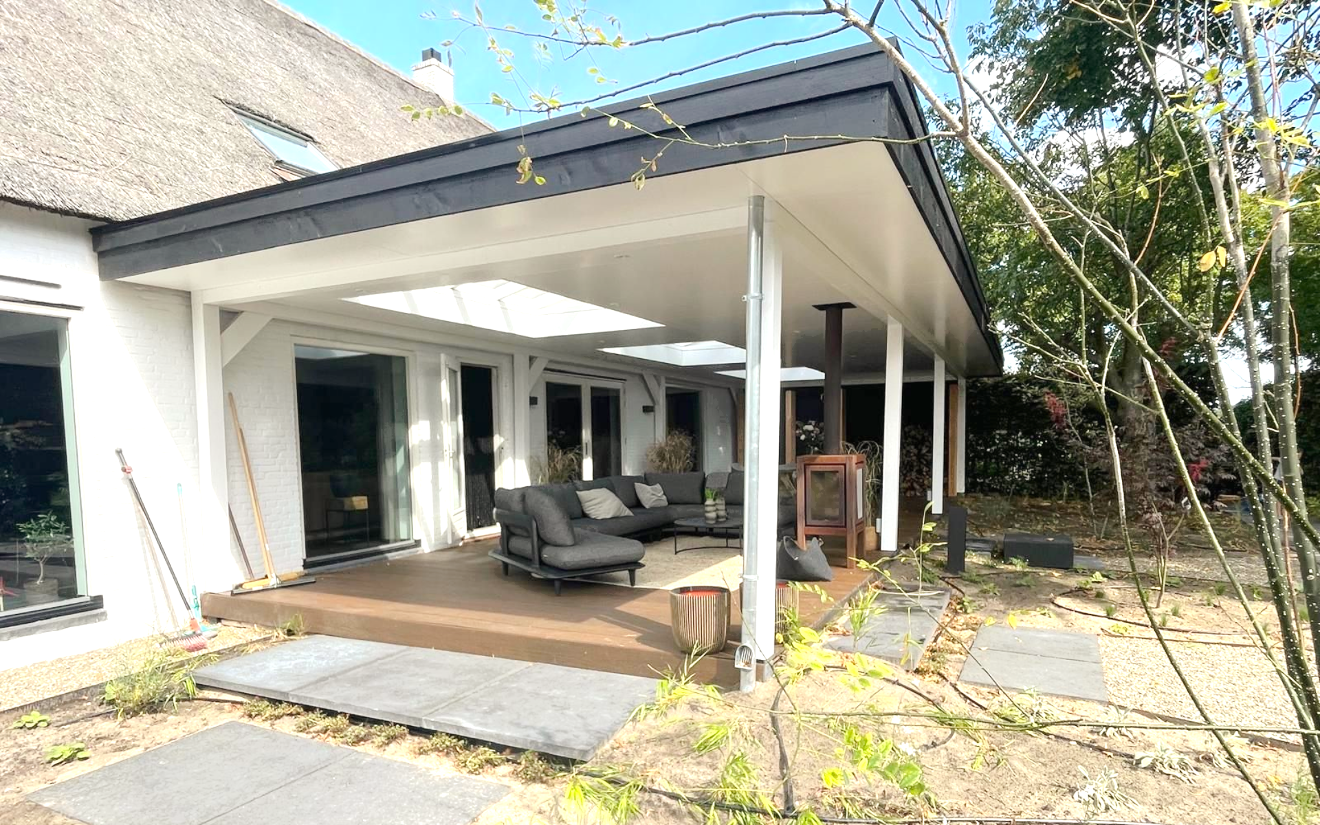 luxe veranda met witte aftimmering van plafond