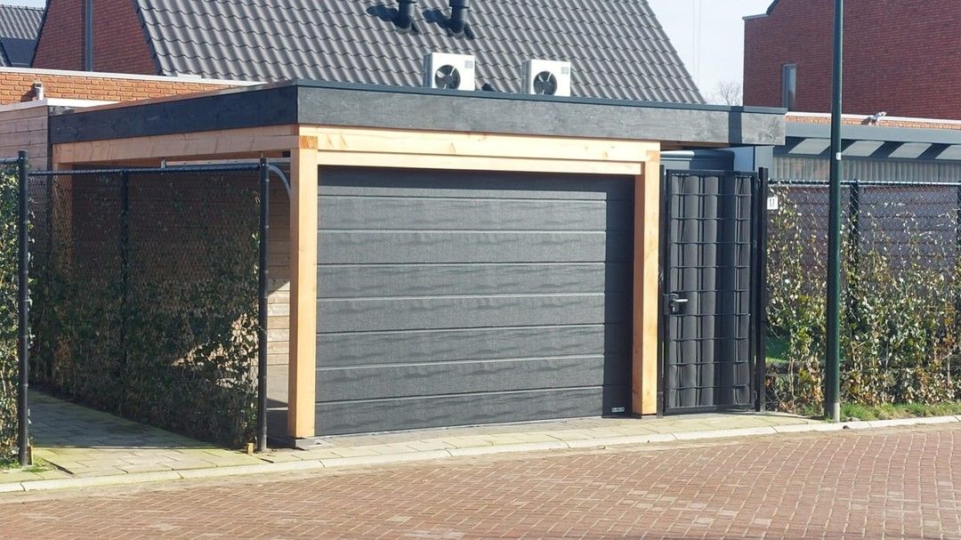 Een carport met elektrische garagedeur in Erp