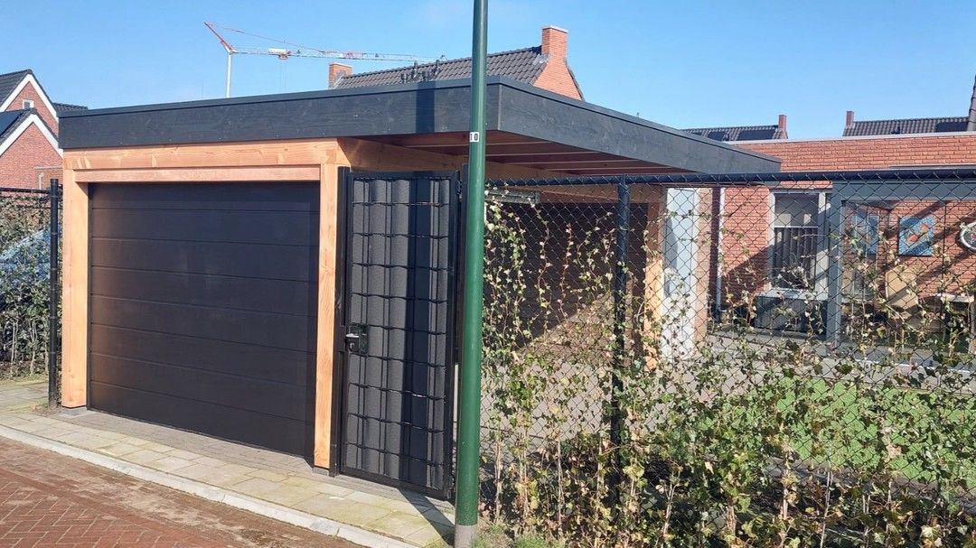 Een douglas carport met garagedeur in Erp