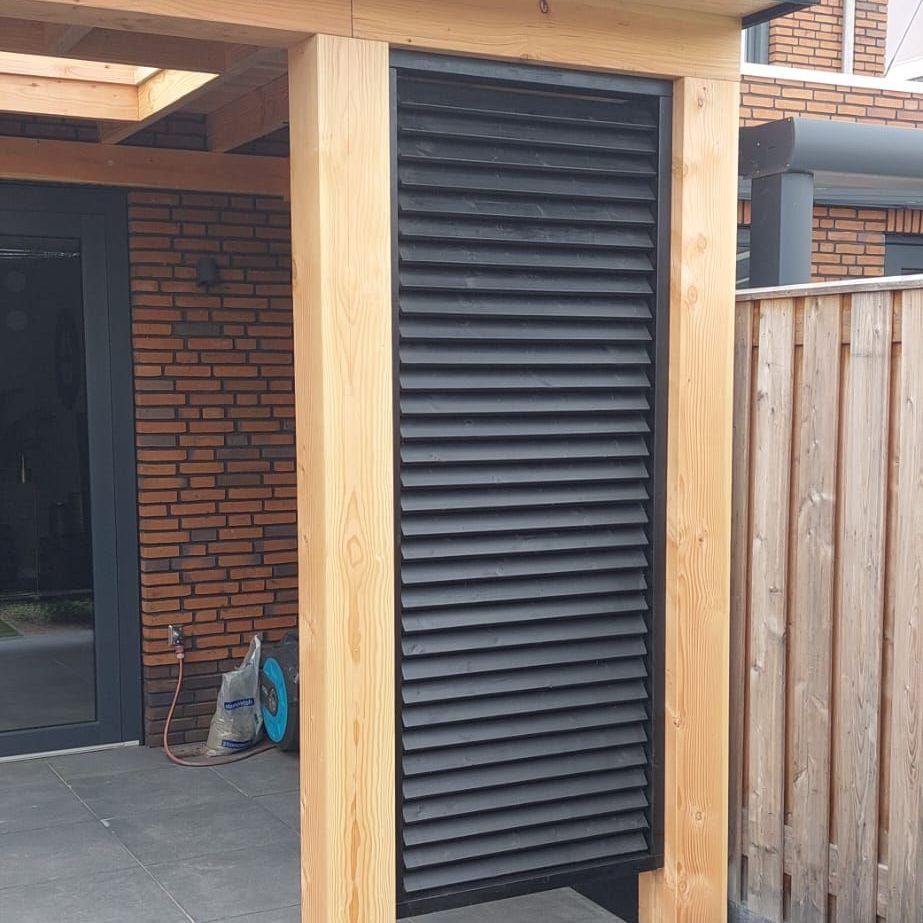 Shutter met beweegbare lamellen.