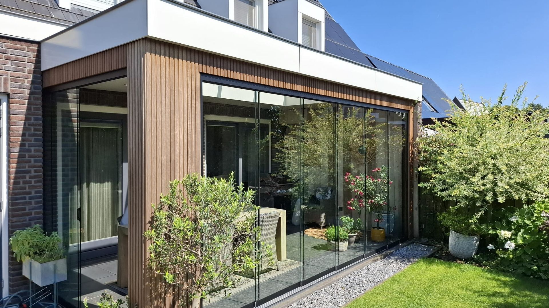 Moderne veranda bekleed met frake hout