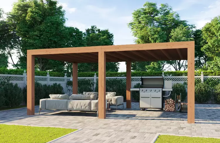 Een terras in de achtertuin met een houten pergola die een zithoek overdekt met grijze banken en een roestvrijstalen barbecue.