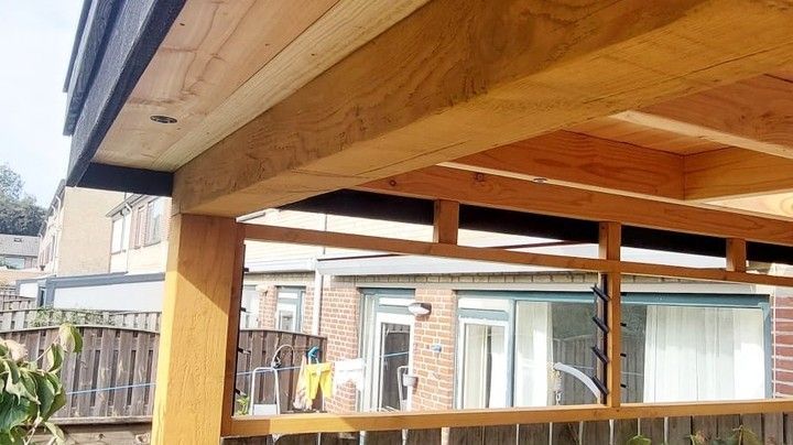 Er wordt een houten constructie voor een huis gebouwd