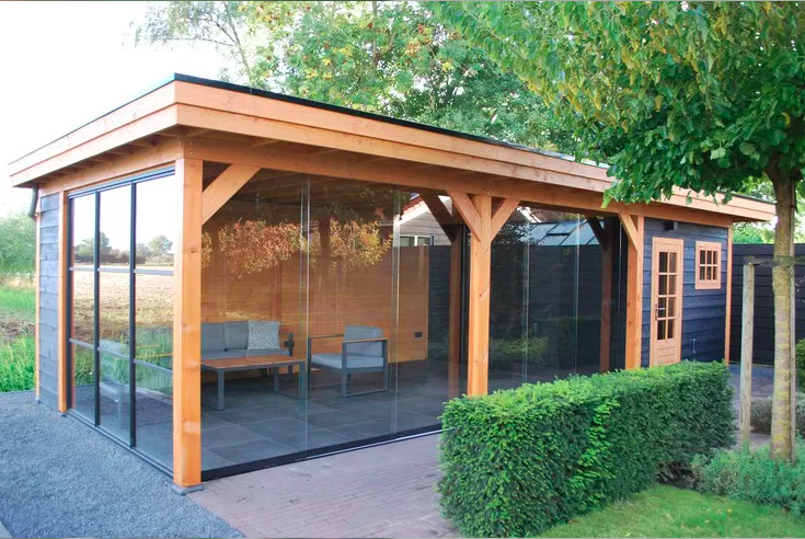 Een houten overkapping met glazen schuifdeuren en loopdeur 