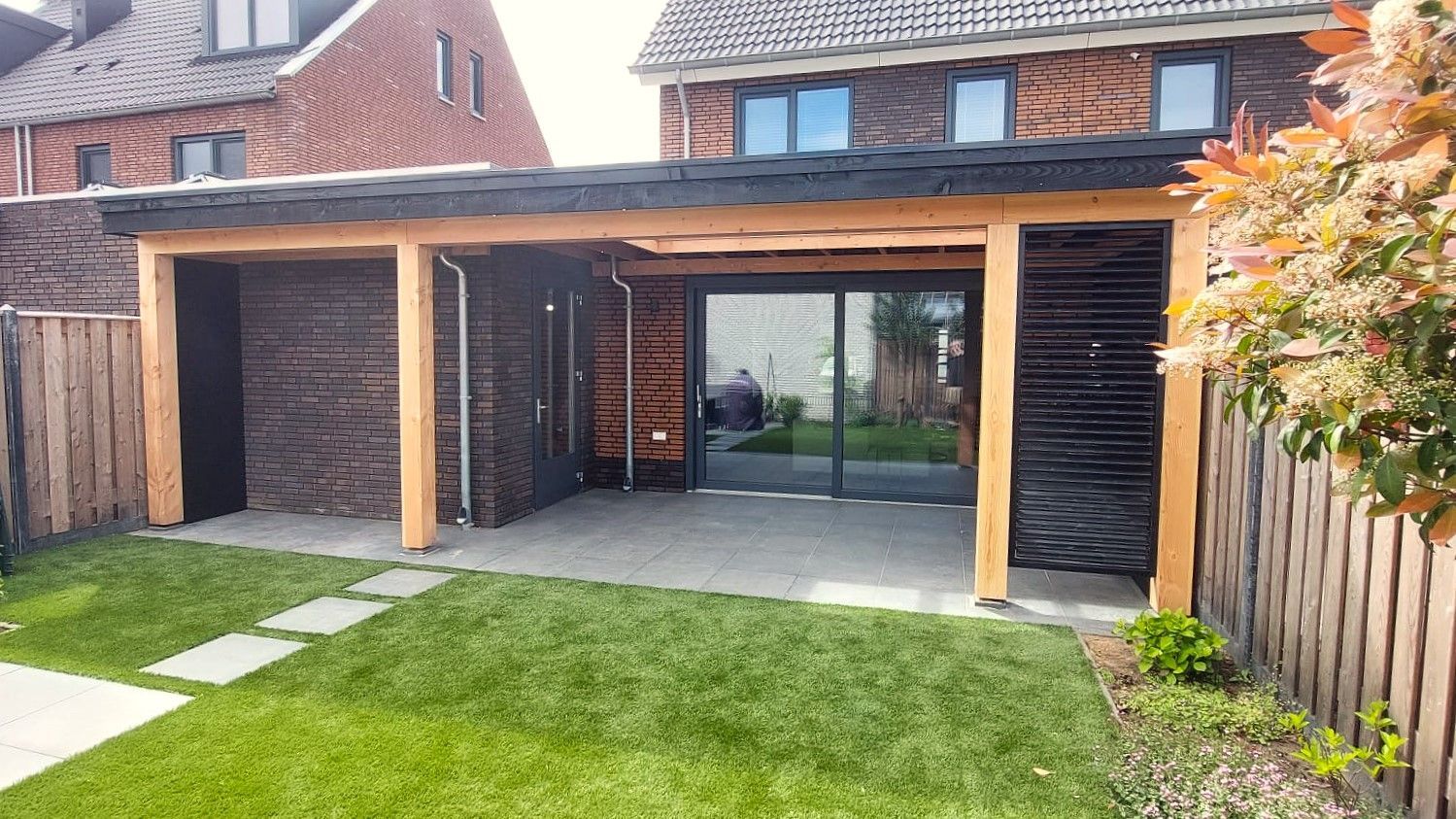 Luxe veranda met zwarte shutter