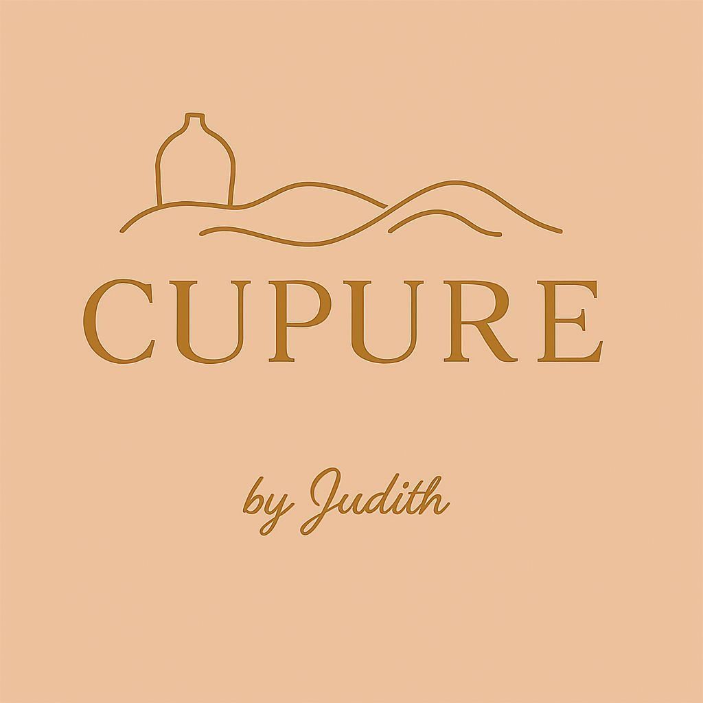 Logo voor "Cupure" met gouden tekst op een perzikkleurige achtergrond, met een vaas en glooiende heuvels.