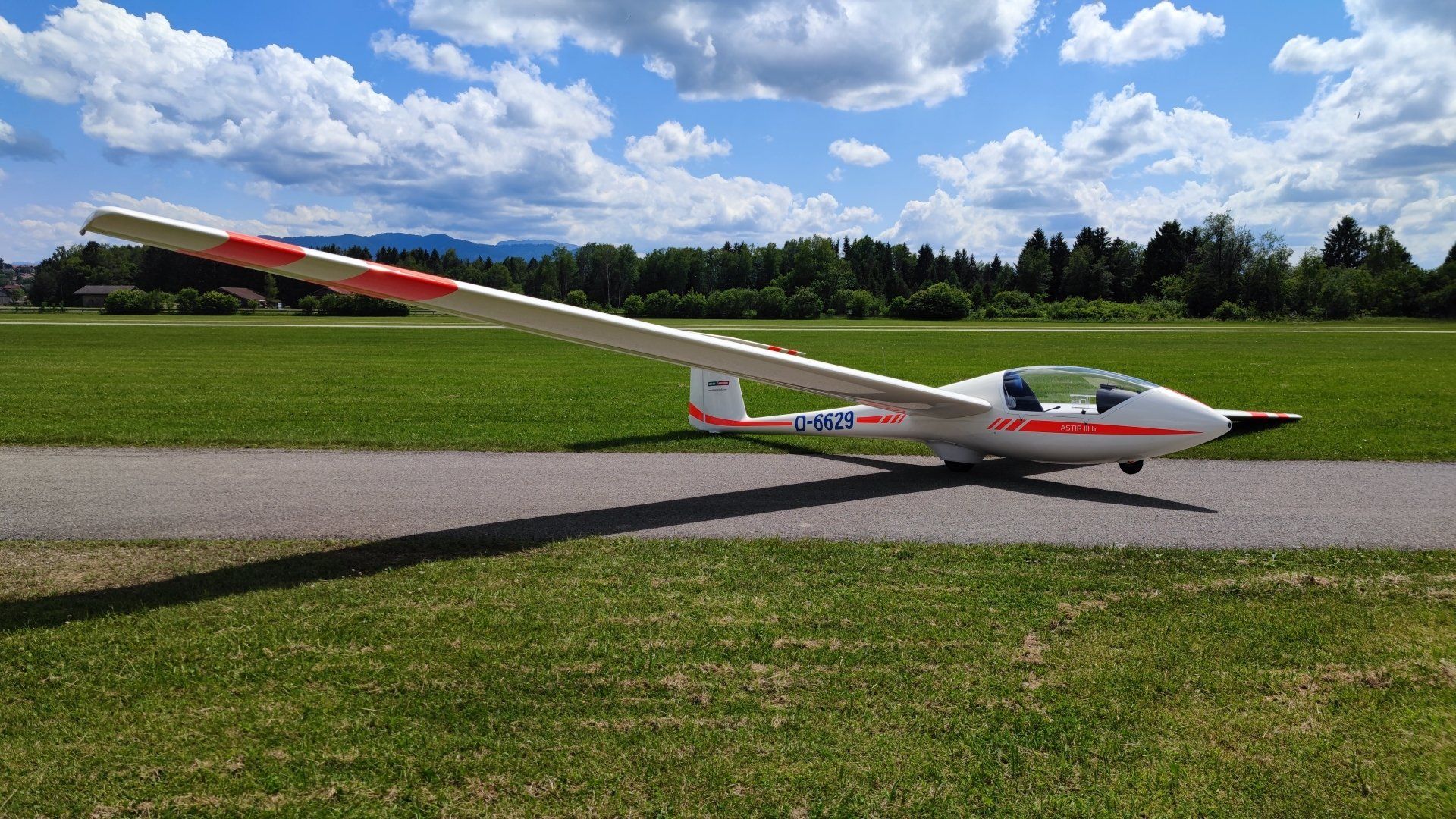 Das Segelflugzeug D-6629 startet am Segelflugzentrum Königsdorf im Windenstart. Flugzeugtyp ist Club Astir III b